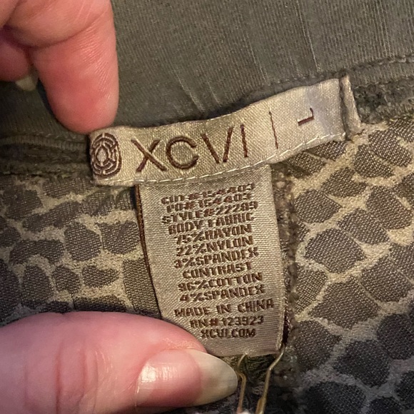 **NEW** XCVI Python Print Cargo Style Leggings - Picture 6 of 15